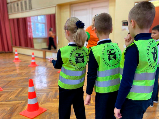 Школьников Мытищ научили безопасно переходить дорогу и ездить на самокатах