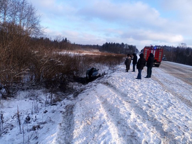 Без помощи спасателей не обойтись: как вытаскивали машину, улетевшую с дороги из-за гололеда