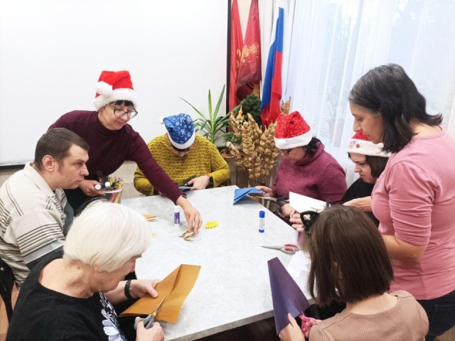 Арт-терапия с Раменским музеем: участники «Активного долголетия» смастерили лошадок