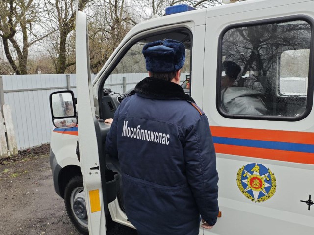 На вызов к 68-летней: в Можайске спасатели помогли медикам доставить женщину в больницу