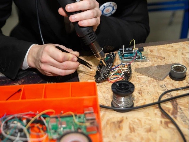 Из старых ламп: как коломенский школьник создал часы с искусственным интеллектом