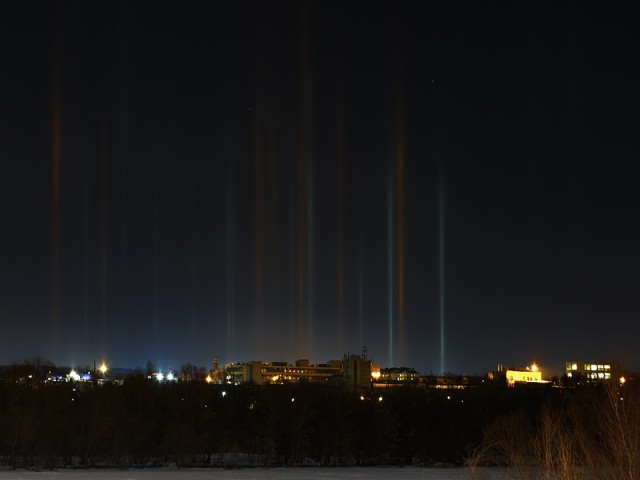 Яркие световые столбы удивили жителей Правдинского морозной ночью