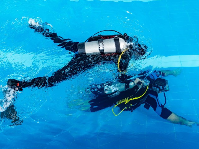 Тело не слушается на суше — а в воде получается: как бойцов ставят на ноги в бассейне в Орехово-Зуеве