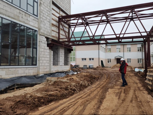 В Покровском начали монтировать отопление в пристройке к школе