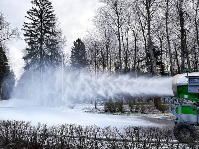 Снегогенераторы готовят лыжную трассу в Лазутинском парке Одинцова