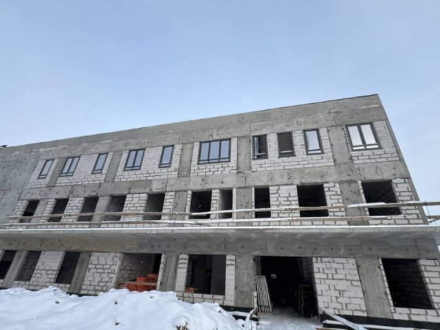 В Одинцове стройка идет полным ходом: в возводимой поликлинике рабочие монтируют окна и прокладывают теплотрассу