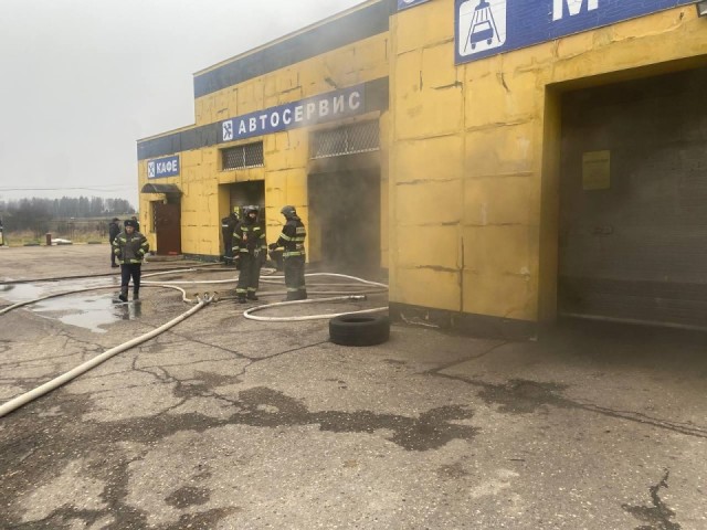 Одна искра от сварки — и целый автомобиль в огне: как спасали автосервис в опасной близости от АЗС