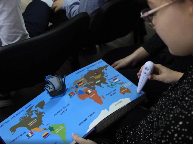 «Говорящий» карандаш и 3D-рисунки: уникальные книги подарили слабовидящим детям Шатуры