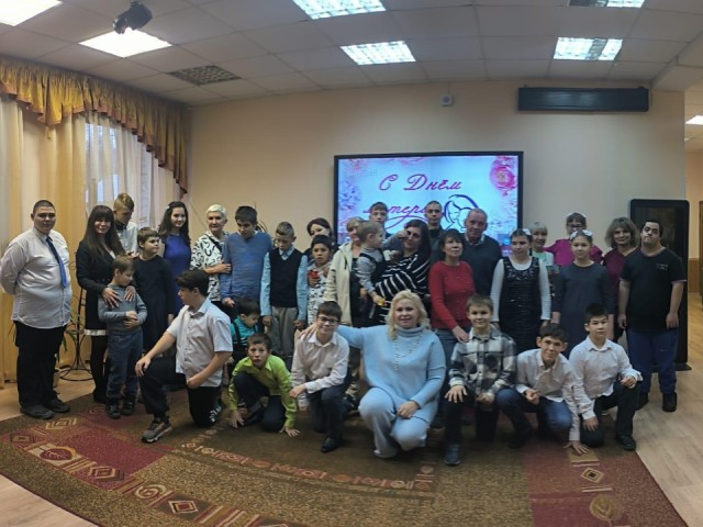 Праздник без границ: как особенный концерт в центре «Доверие» стал главным подарком ко Дню матери