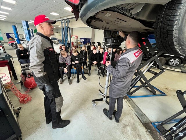 Будущие механики Щелкова овладели технологией аппаратной замены масла