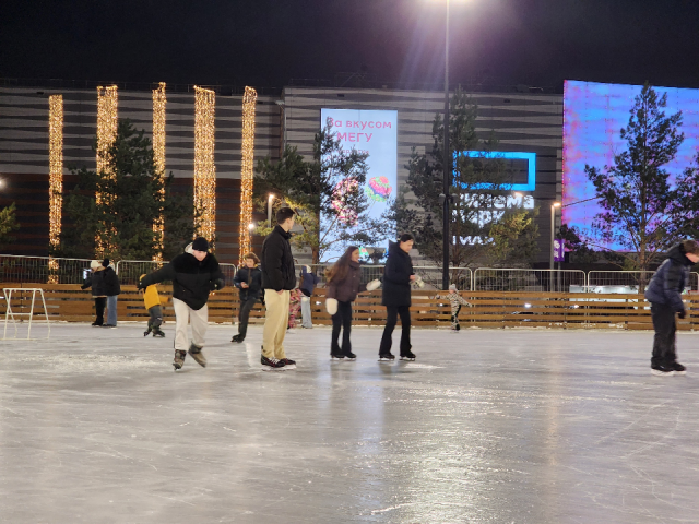 В Химках открылся каток у крупнейшего торгового центра