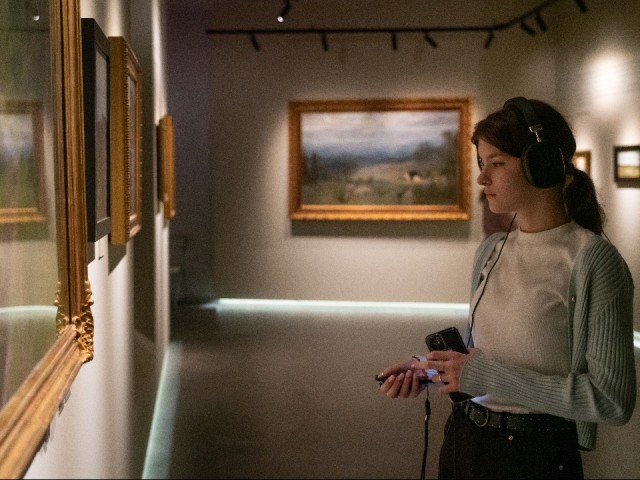 Мир великих мастеров кисти: жителей Лыткарина пригласили на выставку книг об известных художниках