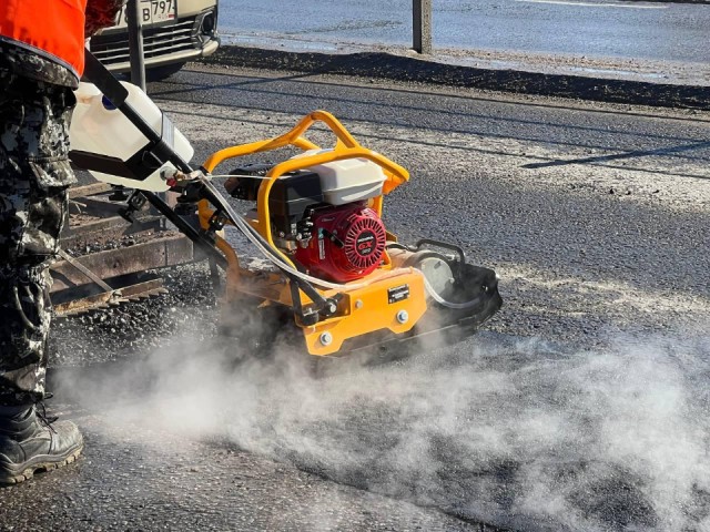 Ямочный ремонт по-зимнему: чем «латают» дороги в Ступине, когда обычный асфальт не положить