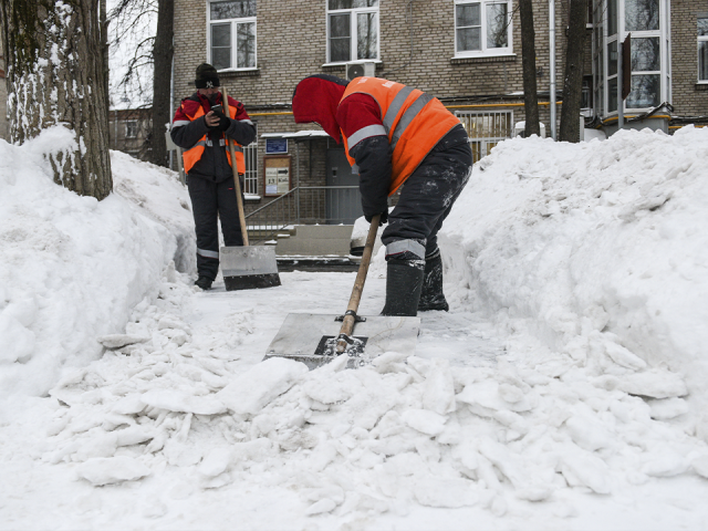 Снег в городе убирают десятки машин и более 50 специалистов