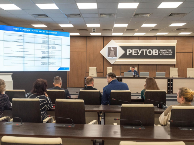 На «Часе ЖКХ» обсудили сбои в водоснабжении и дежурства на новогодние праздники