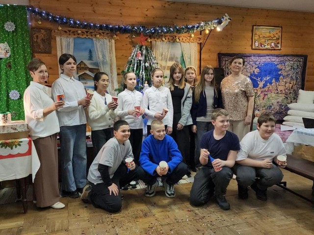 Ученики Матырской школы узнали тайну новогодних шаров и сделали волшебные хлопушки