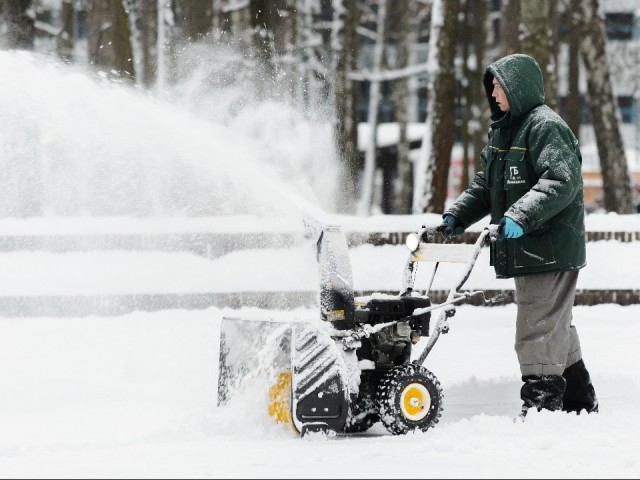 Новые стандарты зимней уборки: как расчищают от снега дворы и улицы Подмосковья?