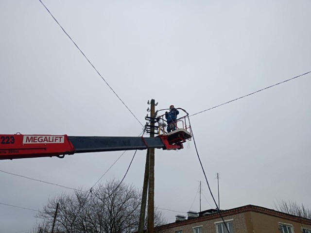 Даже при падении тяжелых предметов: в деревне Запутное реконструировали линию электропередачи