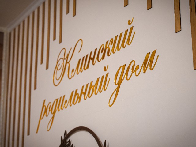 Новорожденным в декабре дарят новогодние костюмчики со снеговиками и Дедами Морозами