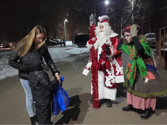 Дед Мороз из IT и Снегурочка-финансист: необычные волонтеры поздравляют семьи участников СВО