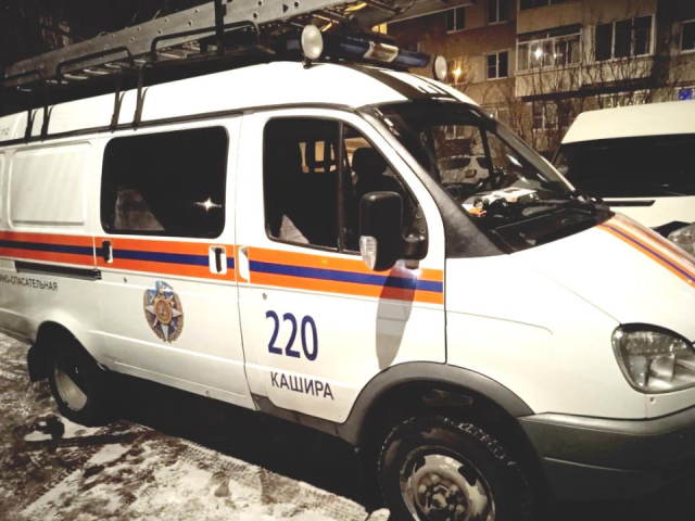 Экстренная ситуация в Кашире: спасатели помогли медикам безопасно госпитализировать 65-летнюю женщину