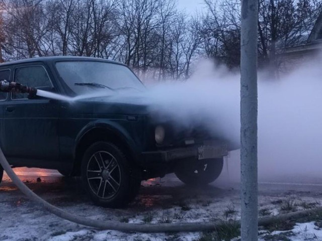 Пожарные‑супергерои: как дежурный караул потушил загоревшийся автомобиль в Хорлове за несколько минут