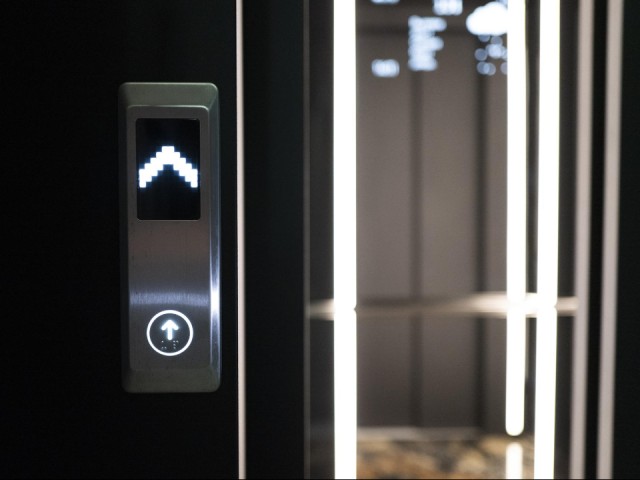 Роскошь вертикального перемещения: завод в Серпухове фиксирует бум — элитные лифты едут в школы и обычные новостройки