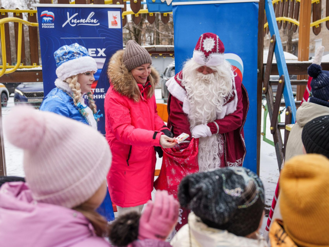 Более 40 новогодних представлений проведут в декабре во дворах Химок