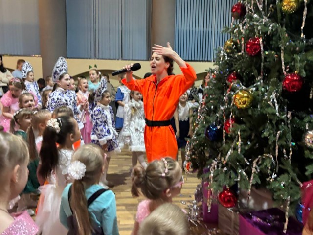 Детям — конфеты, мамам — цветы: в Можайском КДЦ устроили новогодний карнавал