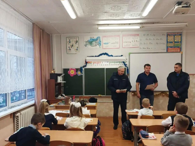 Как не растеряться при ЧС: спасатели провели урок безопасности для учеников Коробовского лицея