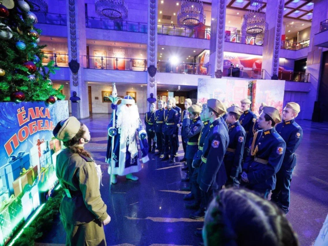 Новый год в стиле шпионов: школьники разгадывали шифры, проходили военные испытания и получили подарки от Музея Победы