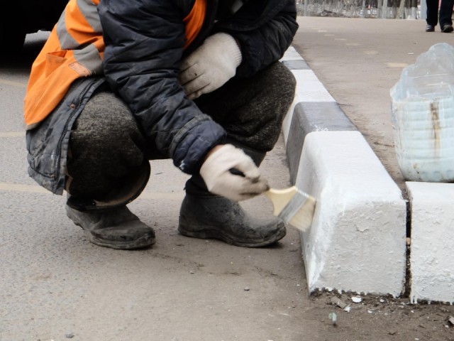 Порядок начинается с мелочей: как ремонт остановки и тротуара в Рузе повышают безопасность на трассе