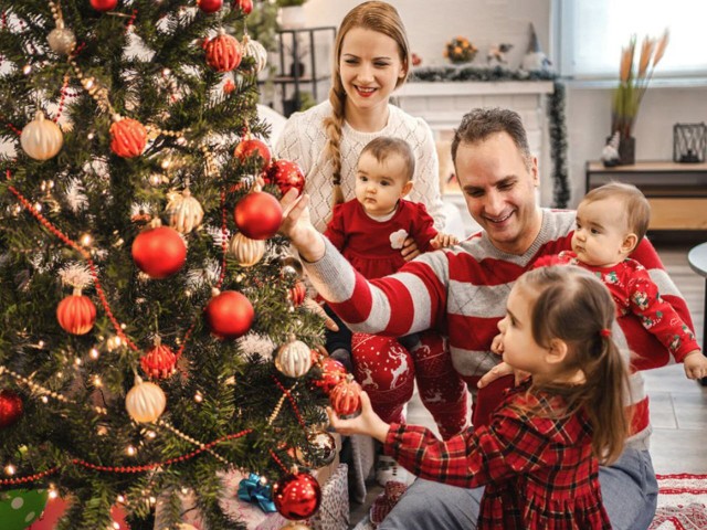 Хочешь вернуться в детство? Эти тренды в украшении елки сделают Новый год по-настоящему волшебным!