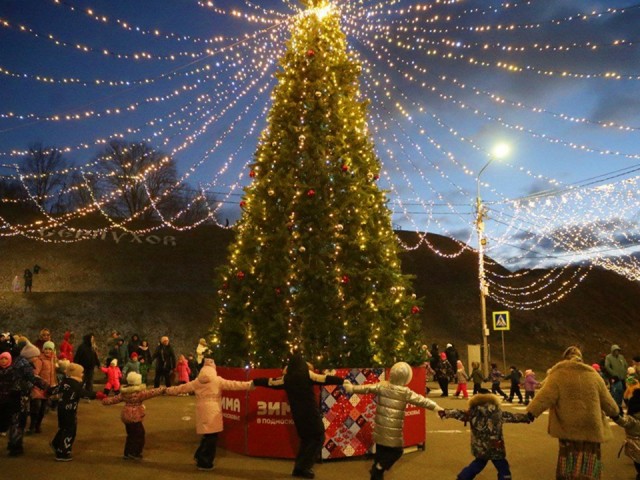 В Серпухове зажглись елки и открылись резиденции Деда Мороза для детских праздников