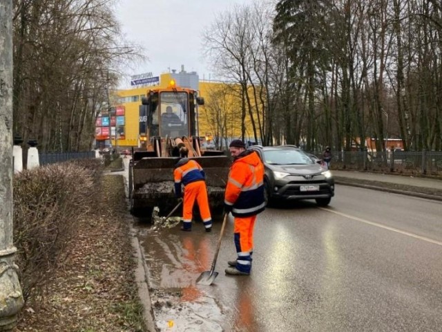 В Воскресенске обрабатывают дороги и тротуары от гололедицы