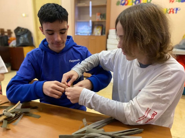 От «жучков» до писем: как в Татищевской школе помогают бойцам на передовой