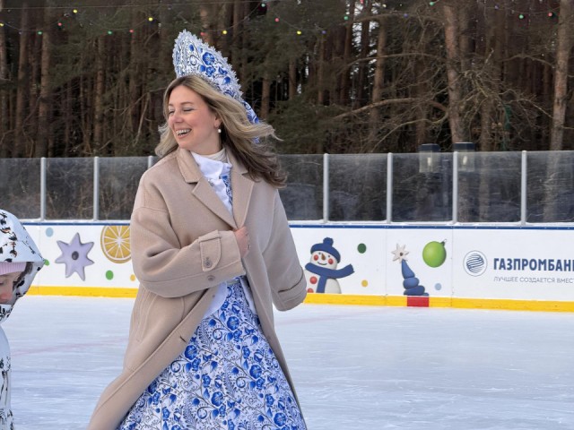 «Полицейский Дед Мороз» поздравил детей сотрудников МВД на катке в Одинцове