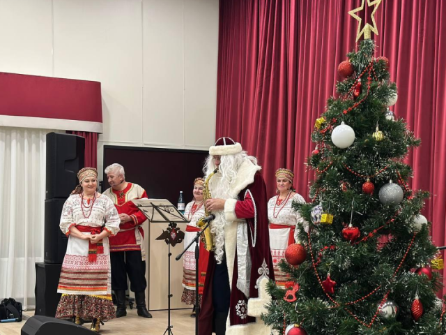 Дед Мороз из Можайска приехал в госпиталь Краснознаменска поддержать бойцов и врачей