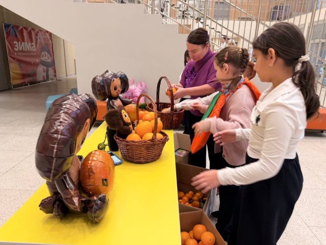 Маленькие «Чебурашки» и «Добрый апельсин»: как школьники из Котельников поддержали особенных детей