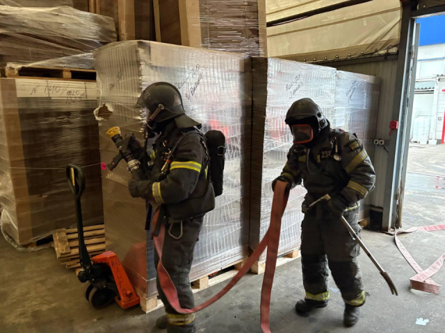 Дым и тревога, но все под контролем: пожарные отработали спасение людей в рабочем поселке Октябрьский
