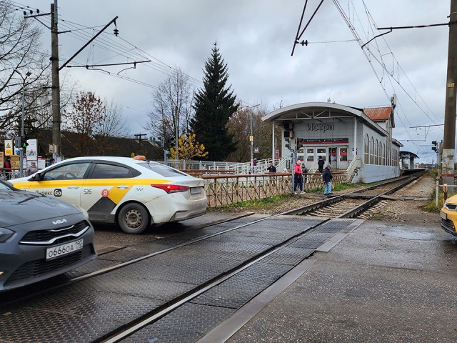 Движение автомобилей временно ограничат на ж/д переезде в Пушкинском округе