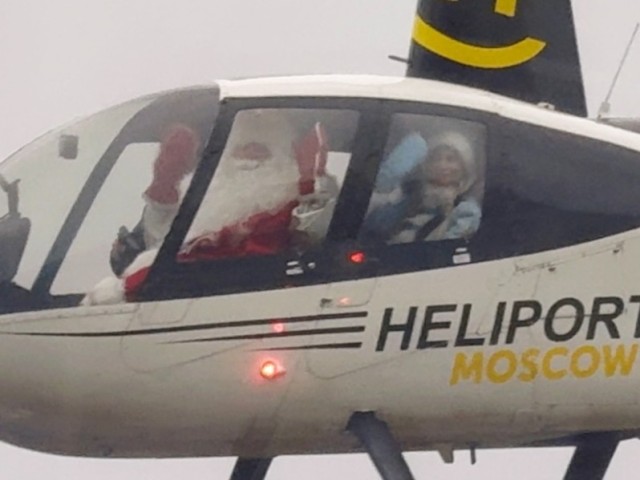 Волшебник в вертолете: Дед Мороз и Снегурочка поздравили детей в Центре Рошаля