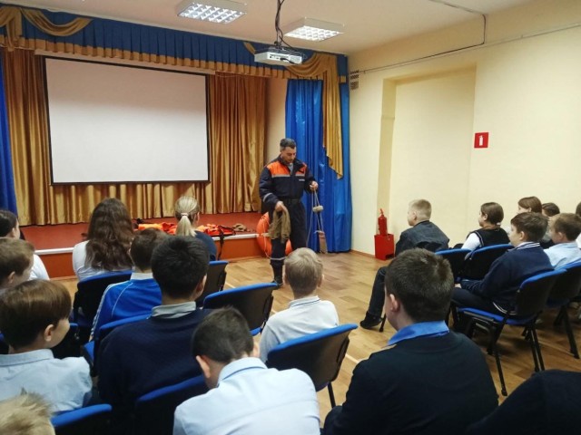 Не проверяй прочность ударом: спасатели Коломны объяснили школьникам, когда лед становится безопасным