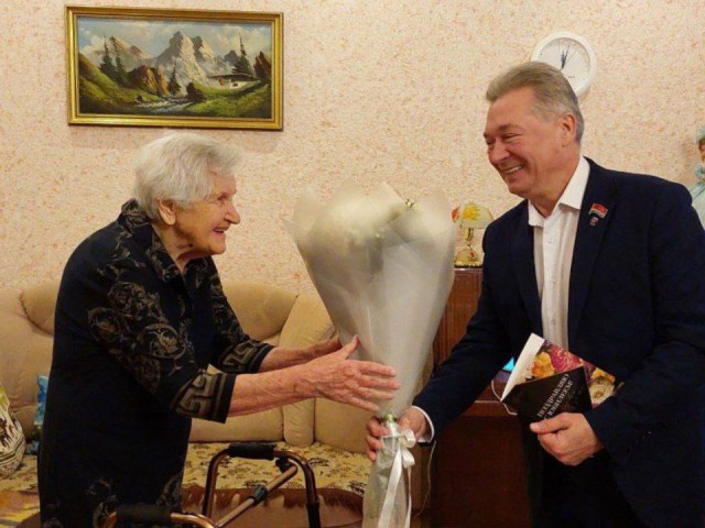 Век служить людям: в Лыткарине поздравили почетного юбиляра со 100-летием