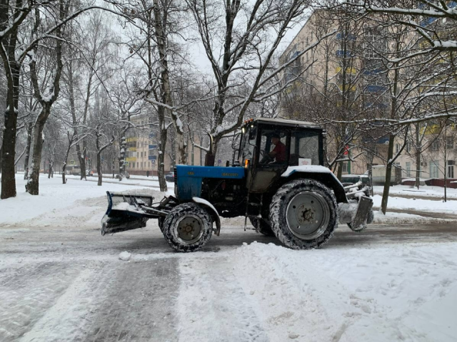 Более 300 рабочих и 50 единиц техники очищают Химки от сугробов