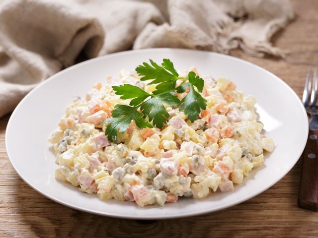 Оливье с индейкой и заливное: лучшие закуски на новогодний стол