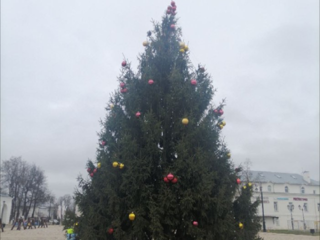 «Бубенцы вместо звезды»: убранство новогодней елки удивило жителей Наро-Фоминска