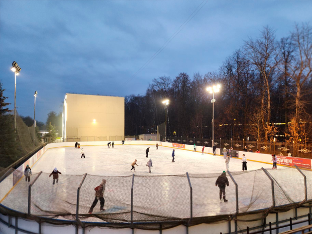 Центральную площадь Королева украсили к Новому году и открыли каток с искусственным льдом