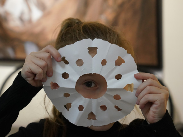 Снегурочка, снежинки и конкурс: что увидели гости на открытии праздничной выставки