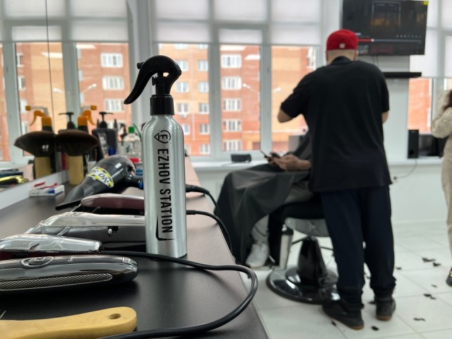 Парни с челками-«штрихкодами» разбивают сердца: прическа нулевых снова стала пиком моды